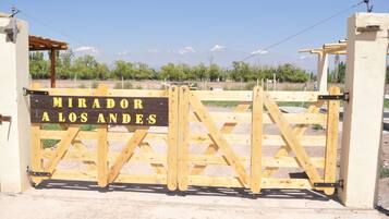 Pintu masuk properti