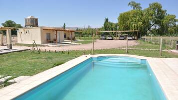 Kolam renang outdoor musiman