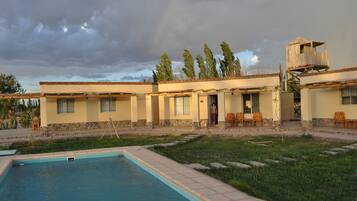 Kolam renang outdoor musiman