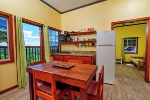 Villa | Cuisine privée | Réfrigérateur, four à micro-ondes, bouilloire électrique