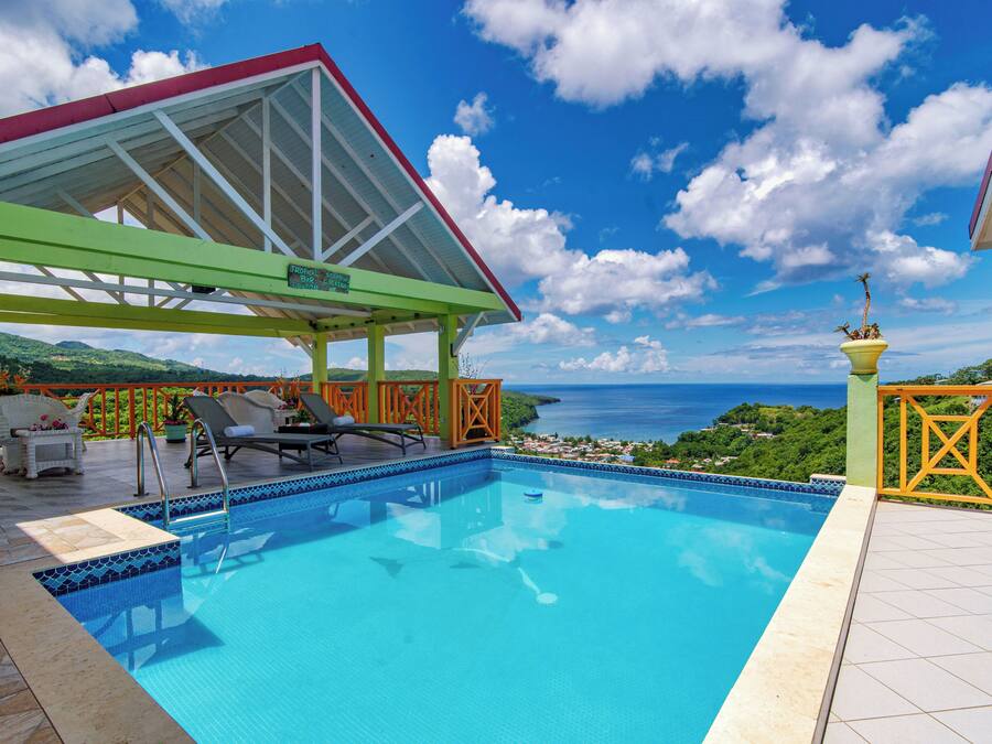 Una piscina al aire libre, sillones reclinables de piscina