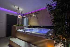 Indoor spa tub