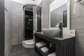 Habitación doble | Baño | Regadera, amenidades de baño gratuitas, secadora de cabello, toallas 