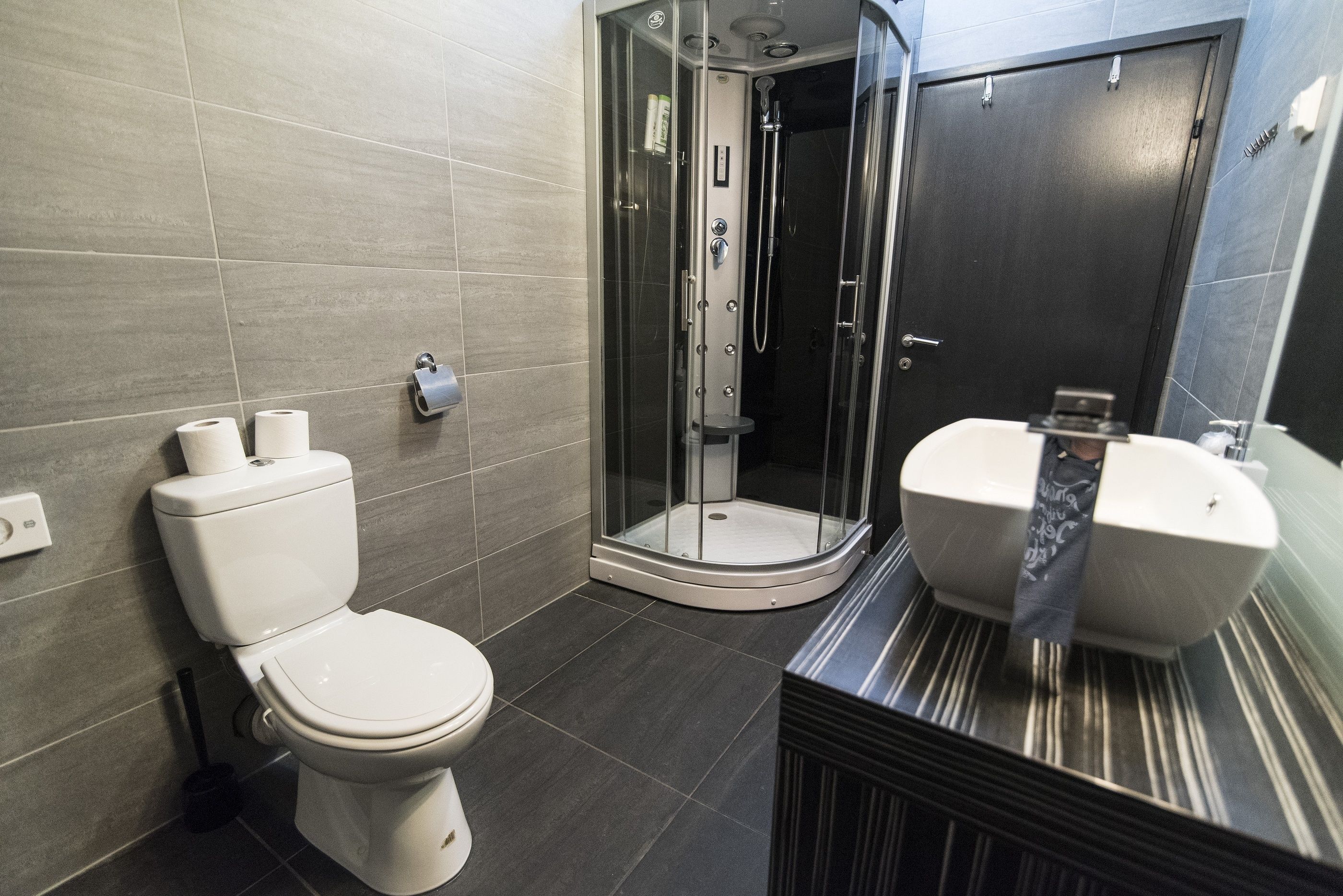 comfort family room | bathroom | shower, free toiletries, hair dryer, towels