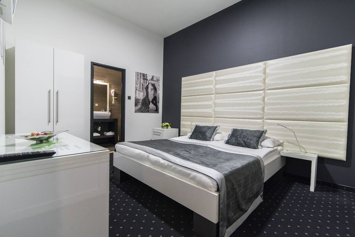 Double Room | In-room safe, desk, iron/ironing board (on request)