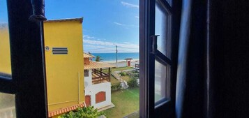 Minibar, cortinas blackout, tabla de planchar con plancha y wifi gratis 