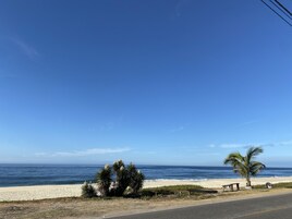 En la playa, arena blanca, sombrillas, toallas de playa