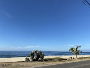 Sulla spiaggia, sabbia bianca, ombrelloni, teli da spiaggia