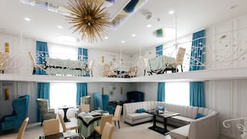 Daily continental breakfast (RUB 500 per person)