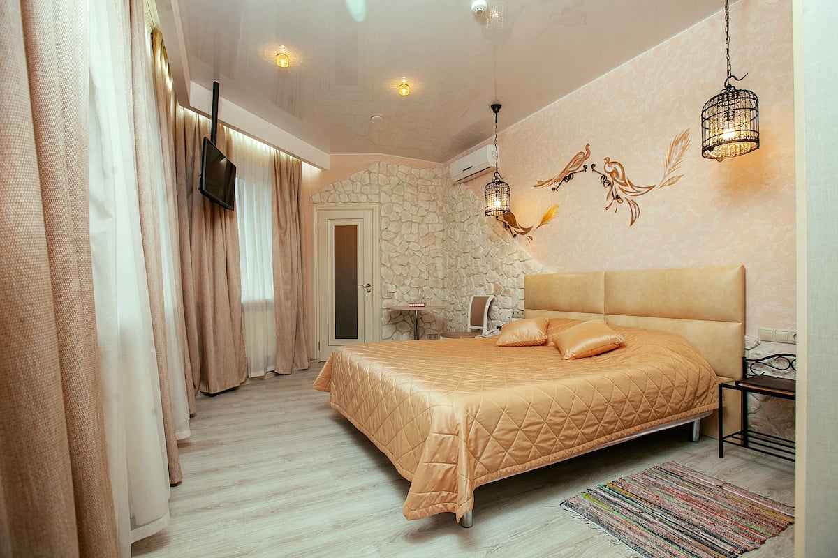 Habitación superior con 1 cama matrimonial o 2 individuales | 1 habitación, caja de seguridad en la habitación y muebles diferentes