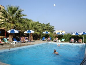 Outdoor pool, pool umbrellas, sun loungers - Marietta Hotel Apartments (Hersonissos)
