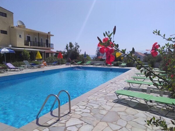 Kolam renang terbuka, payung kolam, kerusi lepak pantai