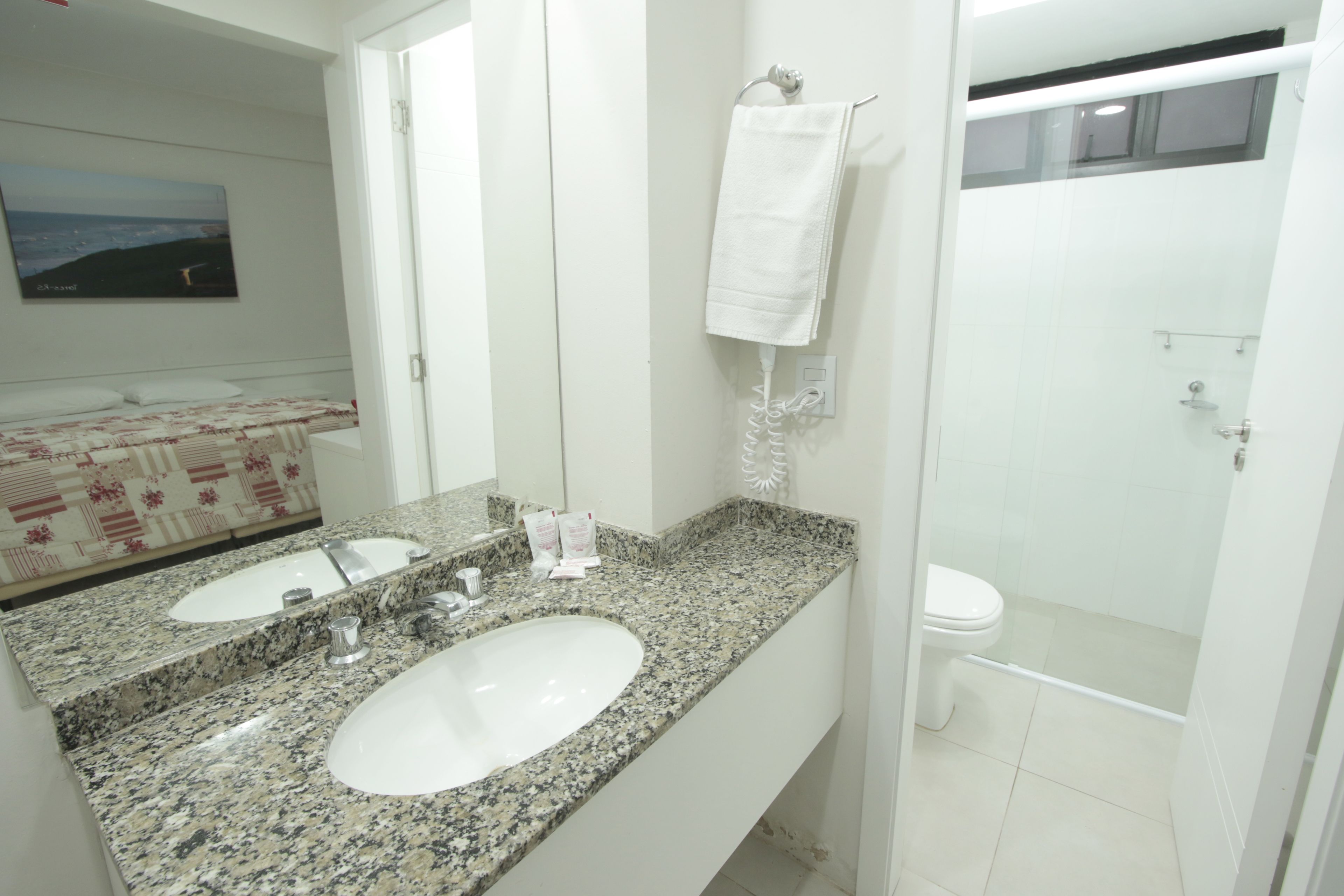 Quarto triplo luxo | Banheiro | Chuveiro, produtos de toalete grátis, secador de cabelo 