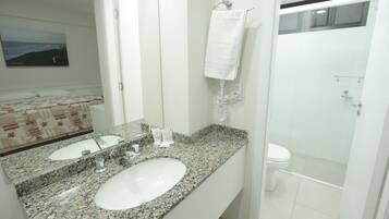 Quarto triplo luxo | Banheiro | Chuveiro, produtos de toalete grátis, secador de cabelo