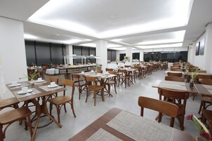 供应早餐、午餐和晚餐，巴西菜