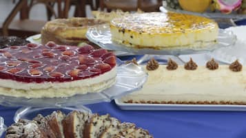 Free daily buffet breakfast