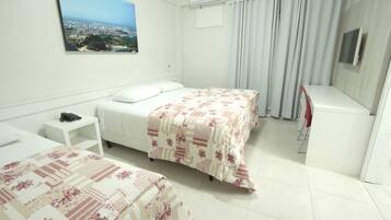 Quarto triplo luxo | Frigobar, cofres nos quartos, individualmente decorados