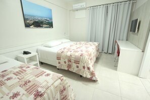 Minibar, caja de seguridad en la habitación y decoración personalizada 