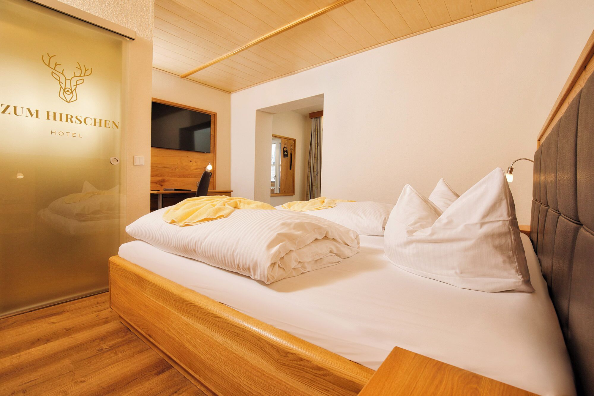 Habitación Confort con 1 cama matrimonial o 2 individuales | Escritorio, tabla de planchar con plancha, wifi gratis y ropa de cama 