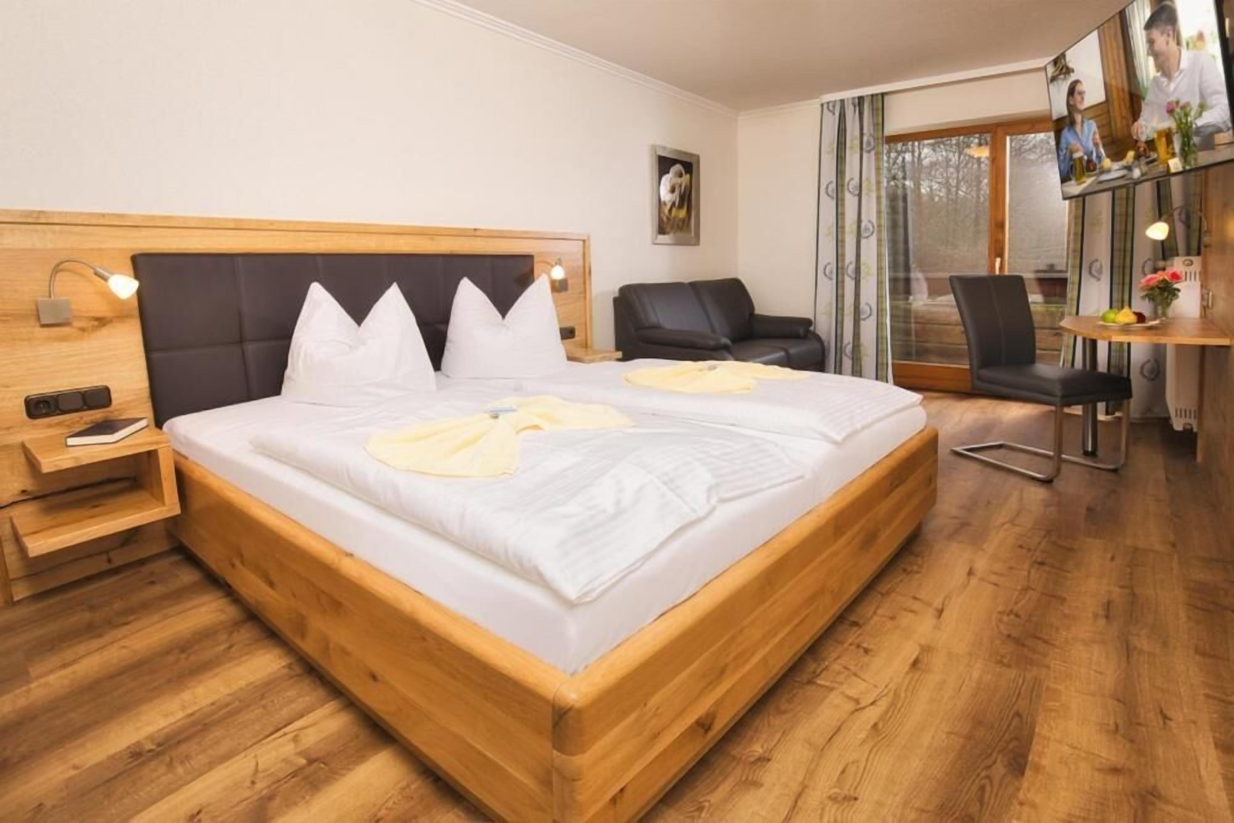 Camera Comfort con letto matrimoniale o 2 letti singoli | Una scrivania, ferro/asse da stiro, Wi-Fi gratuito, lenzuola