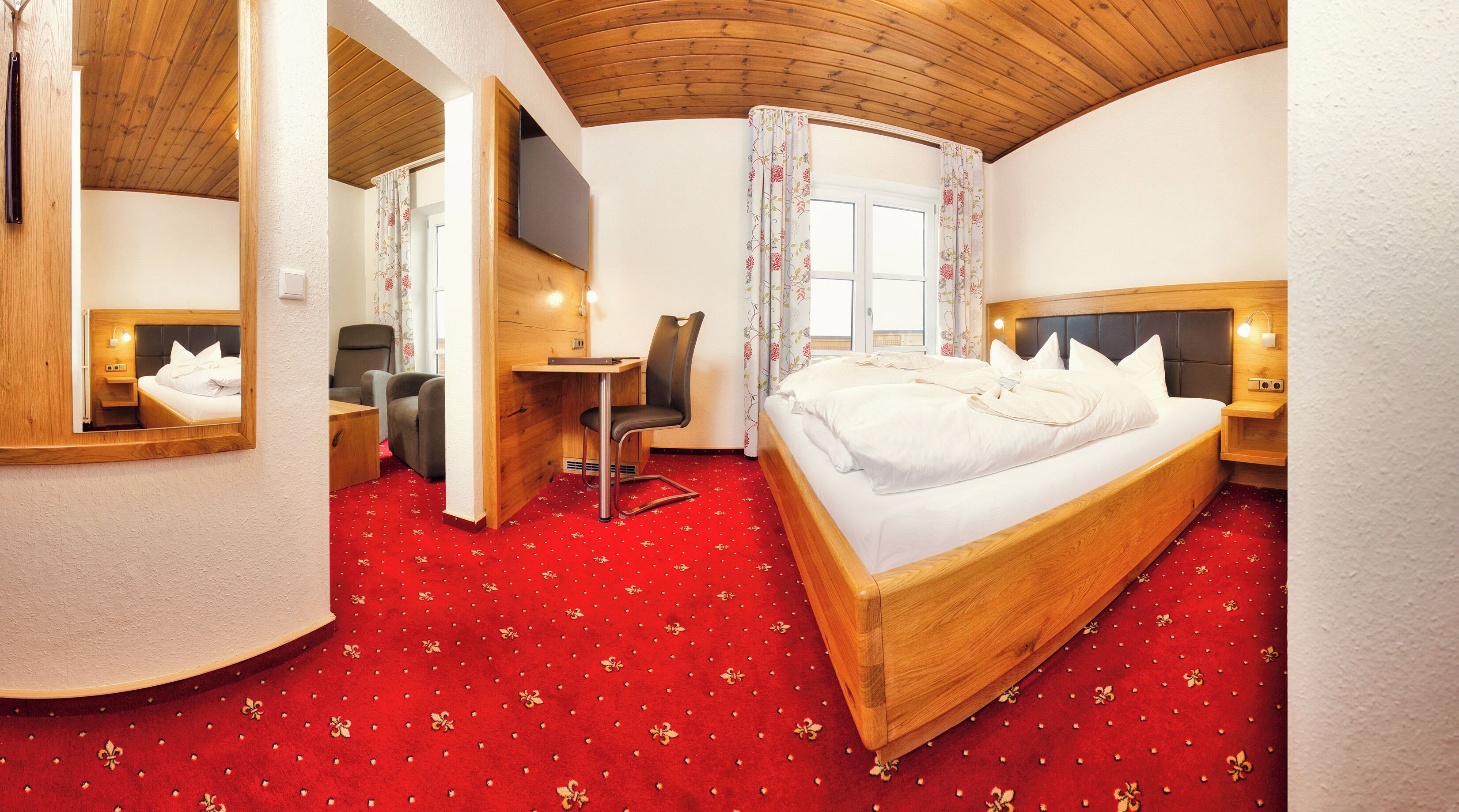 Habitación Confort con 1 cama matrimonial o 2 individuales | Escritorio, tabla de planchar con plancha, wifi gratis y ropa de cama 