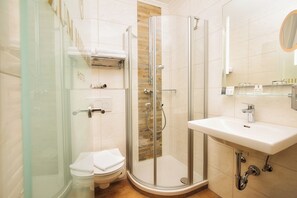 Gratis toiletartikler, hårtørrer, badekåber, håndklæder
