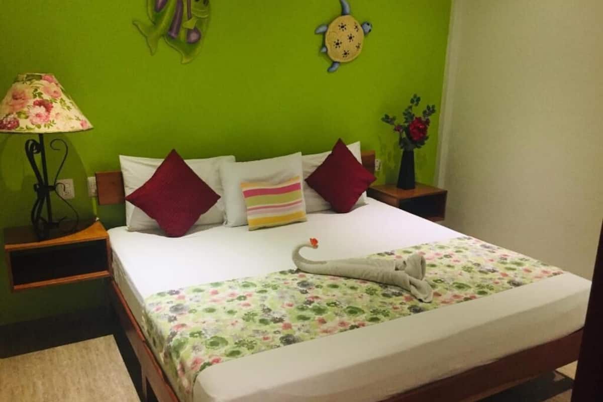 Elite Studio Suite, 1 King Bed | In-room safe, desk, iron/ironing board (on request), WiFi (free)