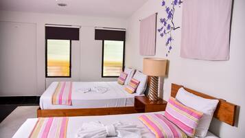 Habitación triple estándar | Caja de seguridad en la habitación y decoración personalizada