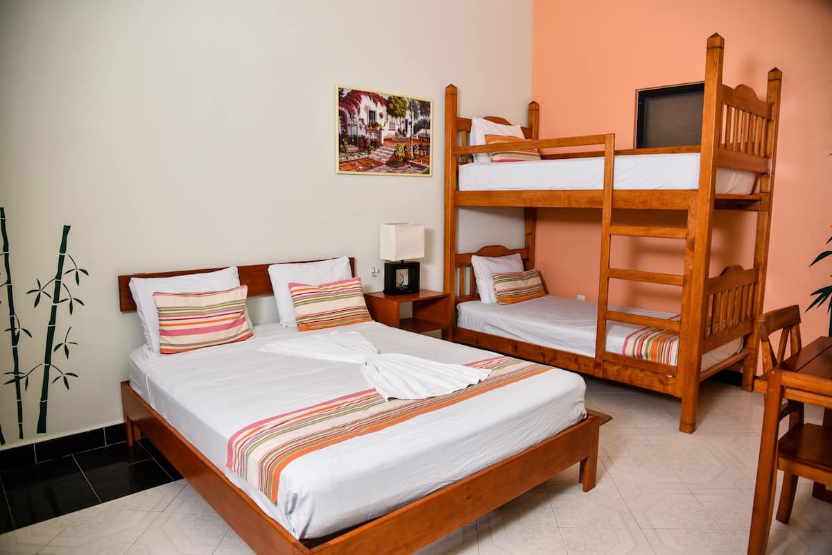 Chambre quadruple Standard, dans la tour | 1 chambre, coffre-fort, décor unique, ameublement unique