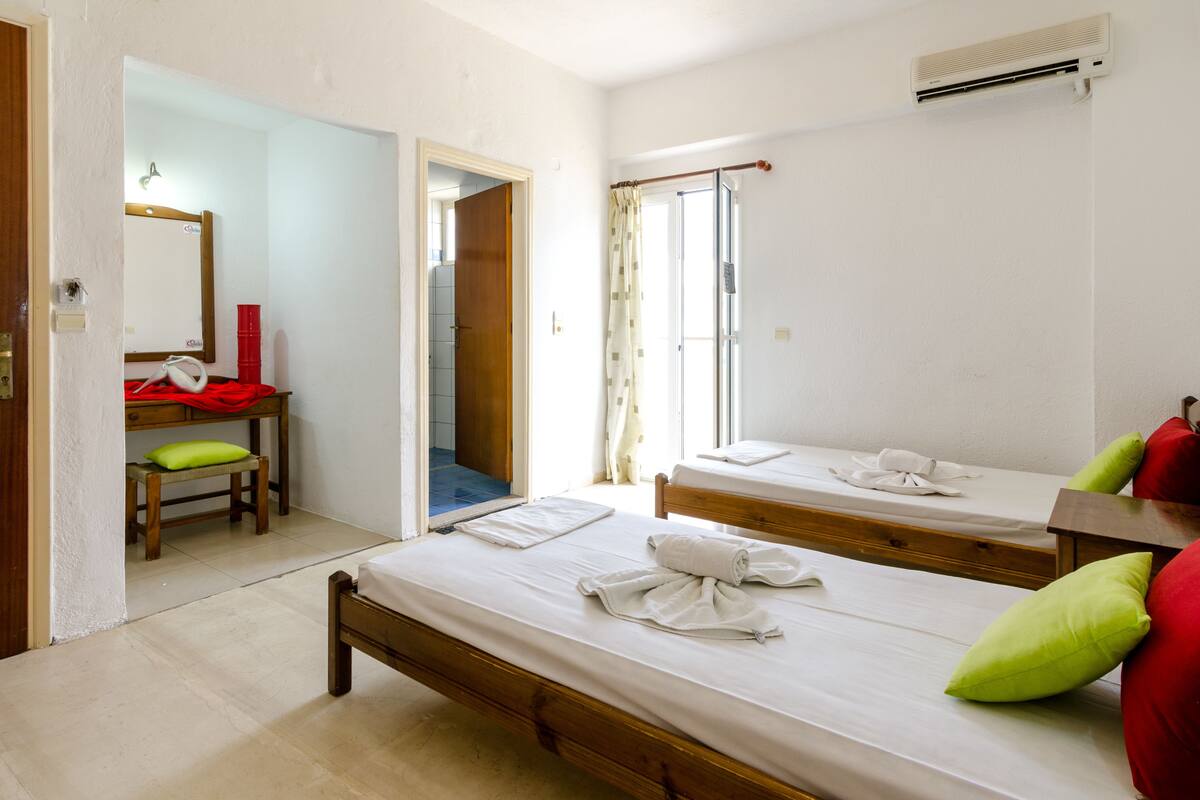 Standard Studio | In-room safe, free cribs/infant beds, WiFi