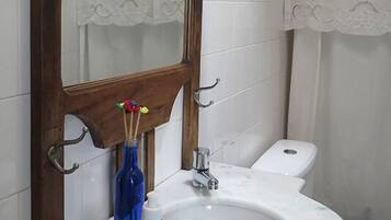 Talo, 3 makuuhuonetta | Kylpyhuone | Suihku, ilmaiset hygieniatuotteet, pyyhkeet