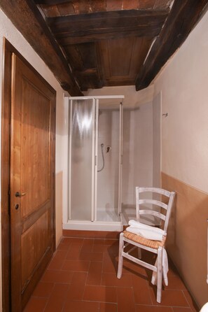 舒適三人房 | 浴室 | 淋浴設備、免費盥洗用品、吹風機、毛巾