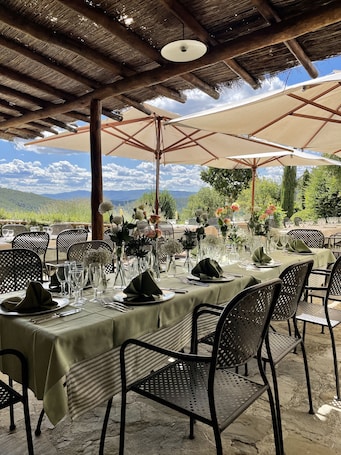 Se sirven almuerzos y cenas; cocina italiana; con vista al jardín