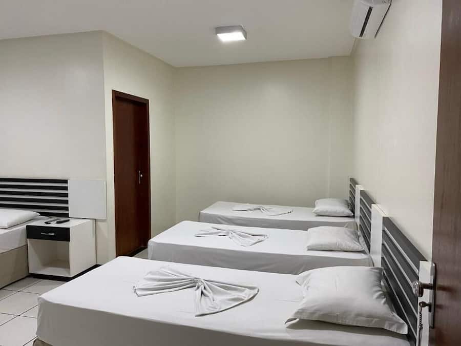 Apto Triplo Twin | Frigobar, escrivaninha, espaço de trabalho para notebook