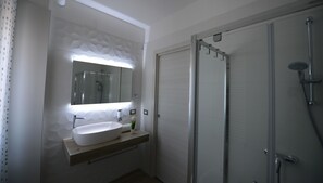 Family Quadruple Room, Ensuite, Garden View | Bathroom