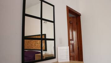 Habitación doble superior, 1 cama King size, en el área del jardín | Edredón, insonorización, wifi gratis y ropa de cama