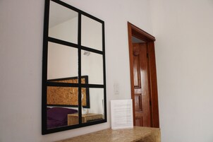 Cubrecamas, sistema de insonorización, wifi gratis y ropa de cama 