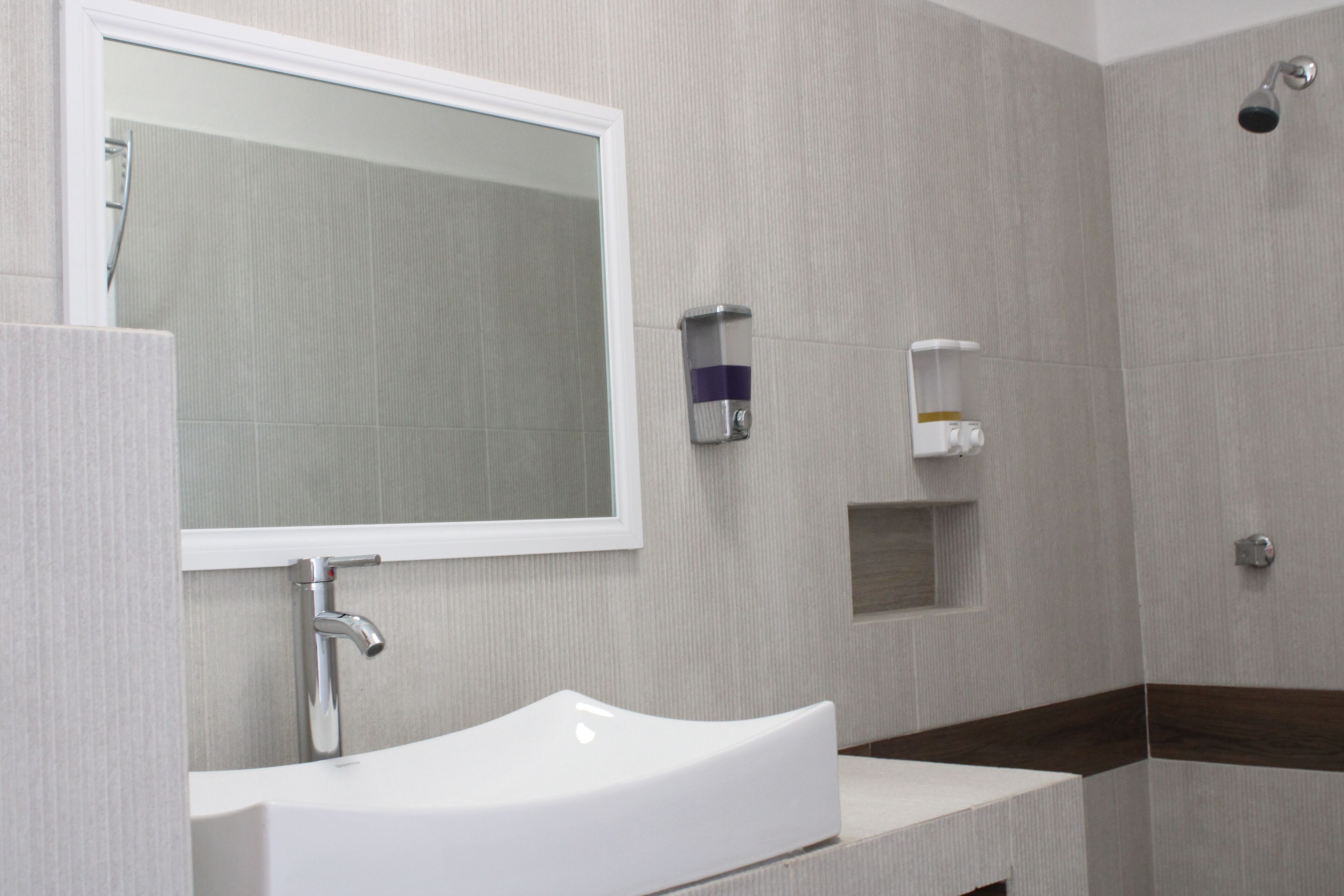 Habitación doble superior, 1 cama King size, en el área del jardín | Baño | Regadera, regadera tipo lluvia, amenidades de baño gratuitas, toallas 