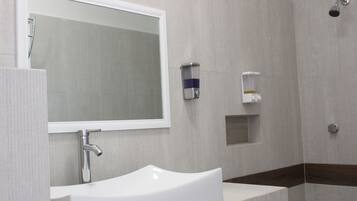 Habitación doble superior, 1 cama King size, en el área del jardín | Baño | Regadera, regadera tipo lluvia, amenidades de baño gratuitas, toallas
