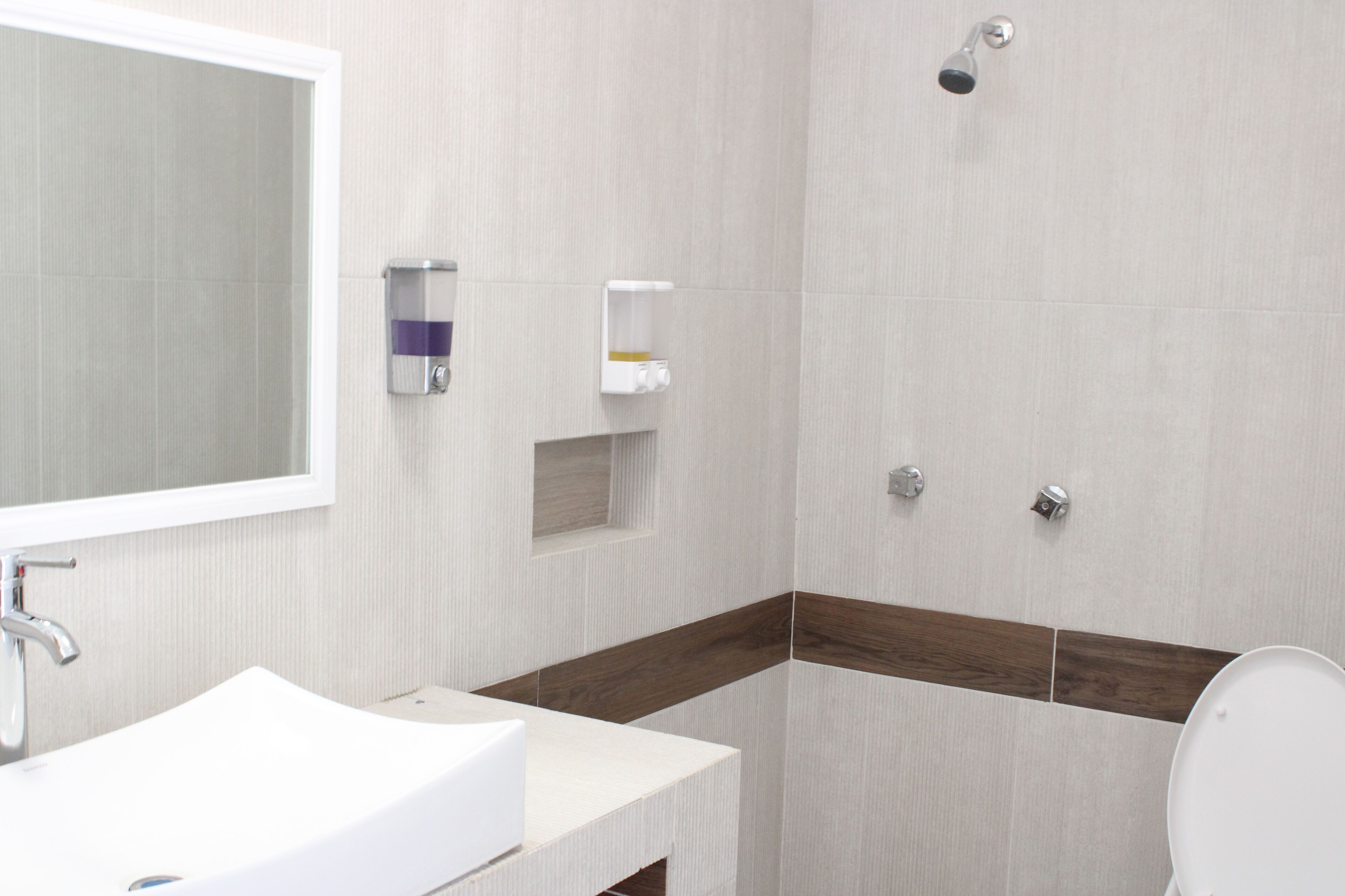 Habitación doble superior, 1 cama King size, en el área del jardín | Baño | Regadera, regadera tipo lluvia, amenidades de baño gratuitas, toallas 