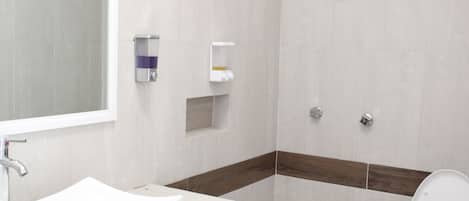 Habitación doble superior, 1 cama King size, en el área del jardín | Baño | Regadera, regadera tipo lluvia, amenidades de baño gratuitas, toallas