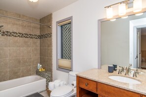 House, 4 Bedrooms | Bathroom