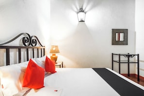 Habitación estándar | Sistema de insonorización, tabla de planchar con plancha, wifi gratis