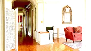 Panoramic Villa, 5 Bedrooms, Lake View | Living room | Fireplace