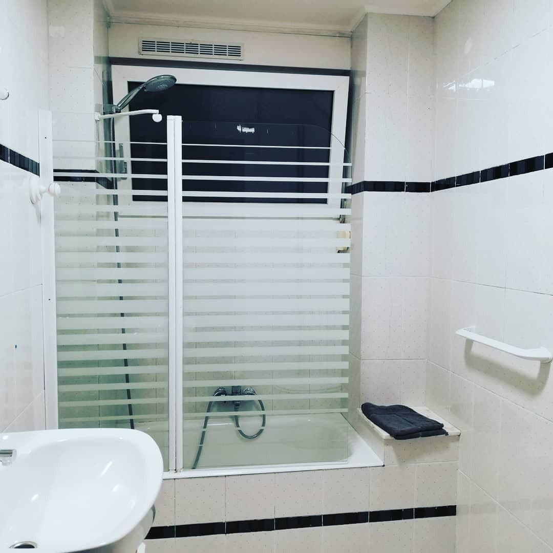 Habitación con 2 camas individuales (nº 8) | Baño | Artículos de higiene personal gratuitos y toallas