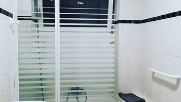 Habitación con 2 camas individuales (nº 8) | Baño | Artículos de higiene personal gratuitos y toallas