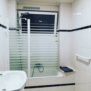 Zweibettzimmer (nº 8) | Badezimmer | Kostenlose Toilettenartikel, Handtücher