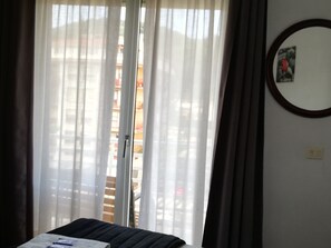 Double Room, Balcony (nº 2) | In-room safe, free WiFi, bed sheets - Pensión Txoko-Maitea (Urnieta)