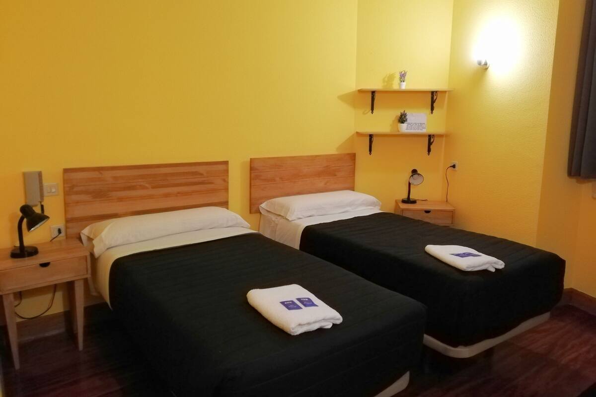 Habitación con 2 camas individuales (nº 8) | Caja de seguridad en la habitación, wifi gratis y ropa de cama