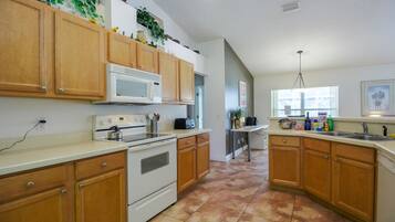 Vila, 3 kamar tidur, patio (North Timucuan Trail Villa 1208) | Dapur pribadi | Microwave, oven, pemanggang roti, dan peralatan masak/sendok-piring